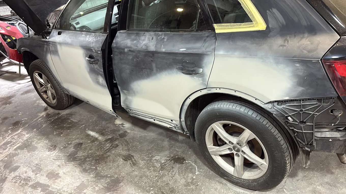 Audi Q3, primer coat on rear quarter
